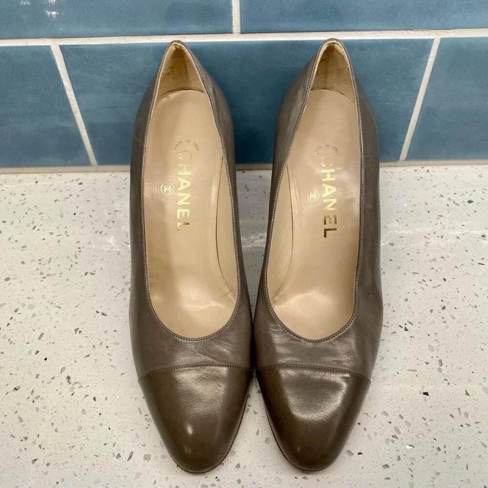 Chanel Vintage Interlocking CC Logo Leather Pumps by Lagerfeld Gray Grey 37.5‎